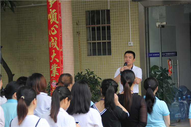胡燕林總經(jīng)理鼓勵(lì)我們只有不斷學(xué)習(xí)進(jìn)步，我們“東晟人”才是“地表最強(qiáng)”者。而在這次的分享中最讓我們印象最深就是“藍(lán)絲帶”所帶給我們的愛與感恩！